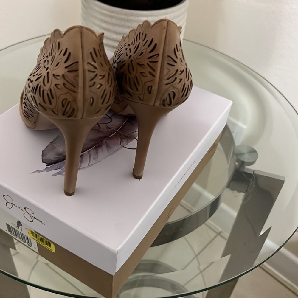 Jessica Simpson buff color9.5 heel shoes perfect condition goes with everything - Picture 3 of 9